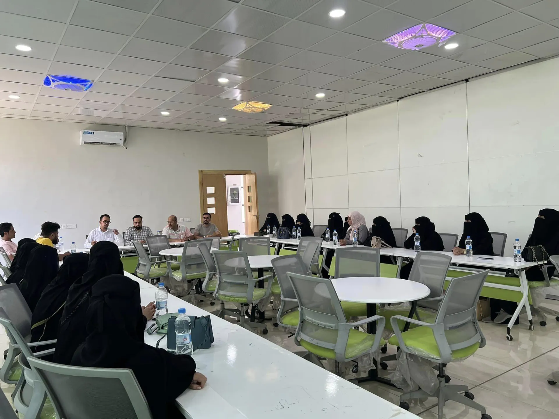 إجتماع بالملاحظين والمشرفين على إختبارات الفصل الدراسي الثاني
