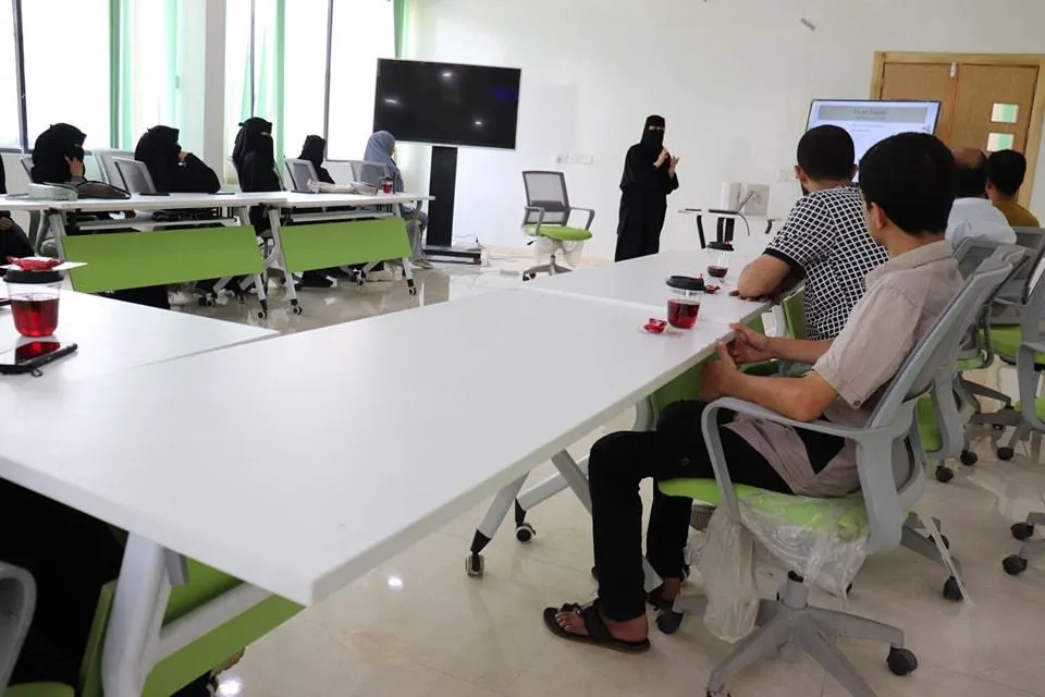 مناقشة نتائج النزول الميداني لطلاب التغذية العلاجية في جامعة الرواد