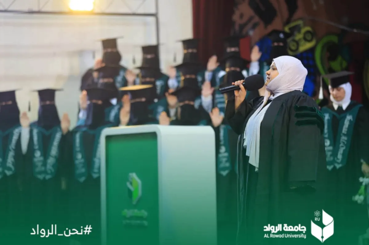وقف خريجو كلية الصيدلة وعلوم المختبرات الطبية والتمريض لتأدية القسم المهني