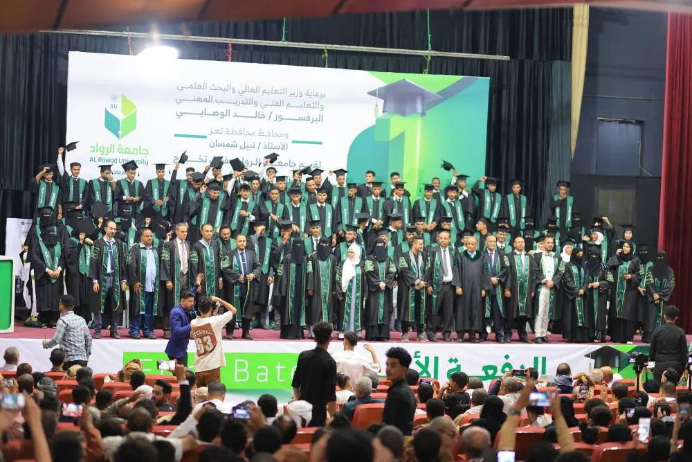 حفل تخرج الدفعة الأولى - جامعة الرواد كلية العلوم والهندسة و كلية المال والأعمال