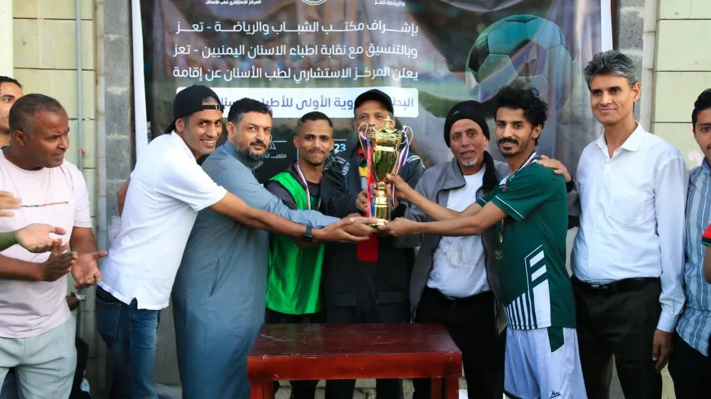 جامعة الرواد تهنئ خريجي طب وجراحة الفم والأسنان بفوزهم بكأس البطولة الكروية الأولى لأطباء الأسنان